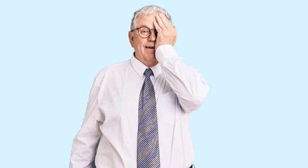 Homme Âgé Aux Cheveux Gris Portant Des Vêtements Travail Couvrant — Photo