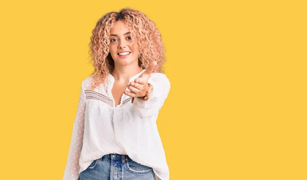 Young Blonde Woman Curly Hair Wearing Elegant Summer Shirt Smiling — Stock Photo, Image