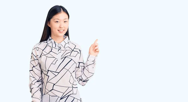 Jeune Belle Femme Chinoise Portant Une Chemise Décontractée Avec Grand — Photo