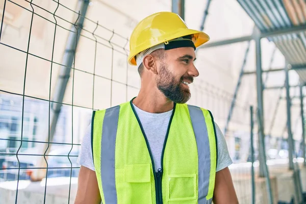 Genç İspanyol işçiler gülümsüyor. Şehrin caddesinde mutlu bir şekilde yürüyor.