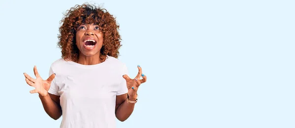 Jonge Afro Amerikaanse Vrouw Draagt Casual Witte Tshirt Gek Gek — Stockfoto