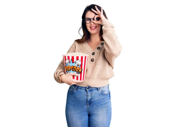 Beautiful Young Brunette Woman Eating Popcorn Smiling Happy Doing Sign — Stock Photo, Image
