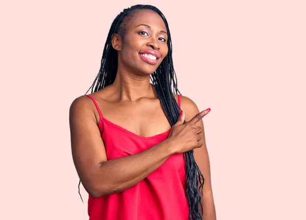 Jonge Afrikaanse Amerikaanse Vrouw Dragen Casual Kleding Vrolijk Met Een — Stockfoto