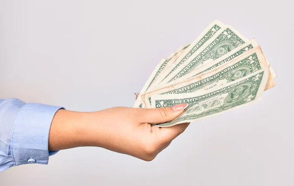 Mão Uma Jovem Caucasiana Segurando Monte Notas Dólares Sobre Fundo — Fotografia de Stock
