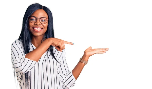 Молодая Африканская Американка Повседневной Одежде Очках Удивлялась Улыбалась Камеру Показывая — стоковое фото