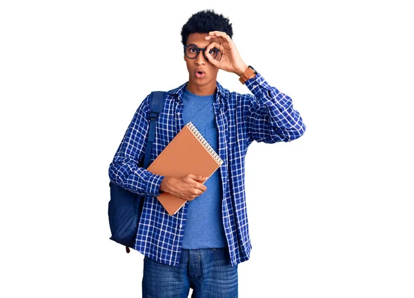 Jovem Afro Americano Vestindo Mochila Estudantil Segurando Livro Fazendo Gesto — Fotografia de Stock