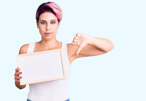 Mulher Bonita Nova Com Cabelo Rosa Segurando Quadro Branco Vazio — Fotografia de Stock