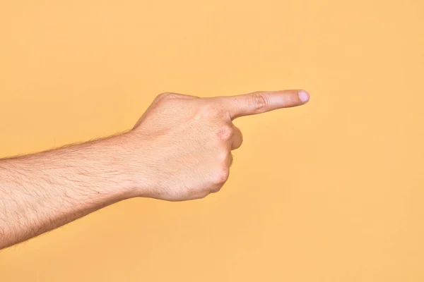배경을 손가락으로 가리키며 선택을 제안하고 선택하는 고립된 손가락을 코카서스 젊은이의 — 스톡 사진