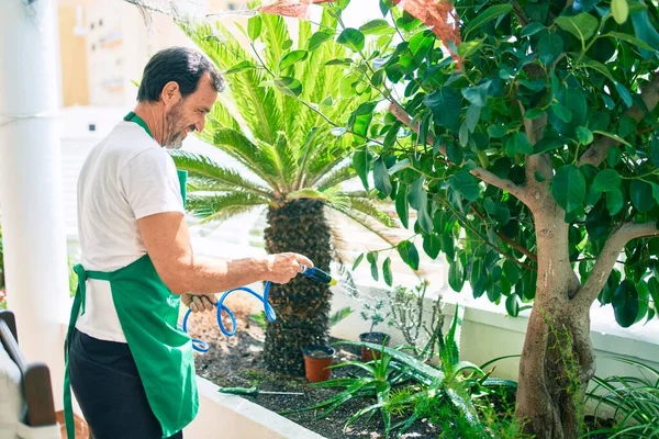 Middelbare Leeftijd Man Met Baard Glimlachend Gelukkig Water Geven Van — Stockfoto