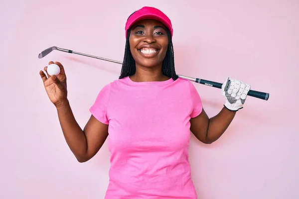 Mulher Golfista Afro Americana Com Tranças Segurando Bola Golfe Sorrindo — Fotografia de Stock