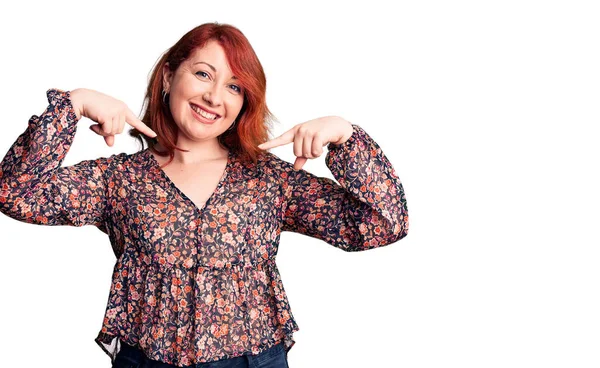 Genç, güzel, kızıl saçlı, günlük tişört giyen, kendine güvenen, yüzünde gülümseme olan, kendini gururlu ve mutlu gösteren bir kadın.. 