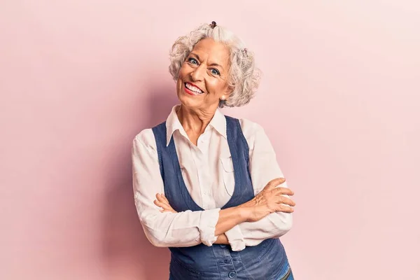 Senior Mulher Cabelos Grisalhos Vestindo Roupas Casuais Rosto Feliz Sorrindo — Fotografia de Stock