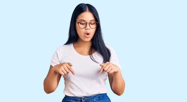 Jovem Bela Menina Asiática Vestindo Roupas Casuais Óculos Apontando Para — Fotografia de Stock