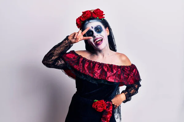 Junge Frau Trägt Mexikanischen Tag Der Toten Make Tut Friedenssymbol — Stockfoto