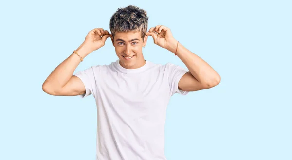 Mladý Pohledný Muž Neformální Bílé Košili Usmívající Prsty Uši Směšné — Stock fotografie