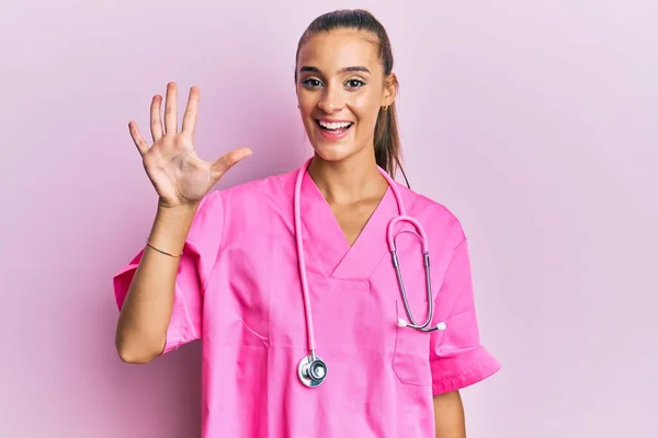 Doktor Üniforması Giyen Genç Spanyol Kadın Steteskop Beş Numarayı Gösterip — Stok fotoğraf
