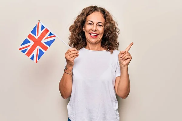 Mujer Turista Hermosa Mediana Edad Sosteniendo Bandera Del Reino Unido —  Fotos de Stock