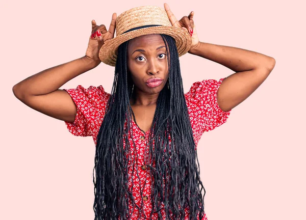 头戴夏帽的年轻非洲裔美国女人做着滑稽的手势 头戴头戴牛角 — 图库照片