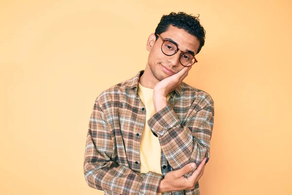 Joven Hombre Hispano Guapo Usando Ropa Casual Gafas Pensando Que —  Fotos de Stock