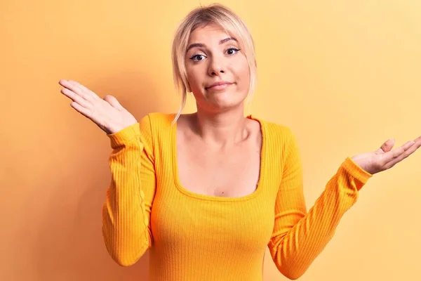 Ung Vacker Blond Kvinna Bär Casual Shirt Stående Över Isolerad — Stockfoto