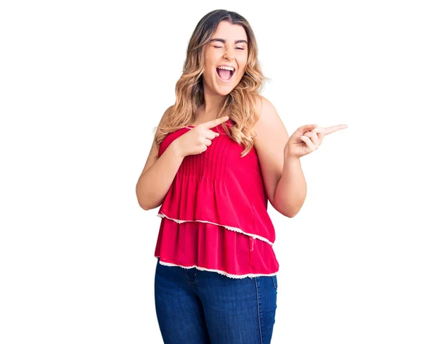 Mulher Branca Jovem Vestindo Roupas Casuais Sorrindo Olhando Para Câmera — Fotografia de Stock