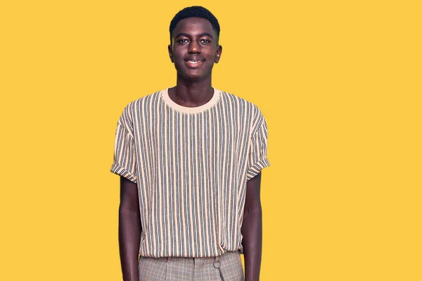 Joven Afroamericano Vestido Con Ropa Casual Con Una Sonrisa Alegre — Foto de Stock