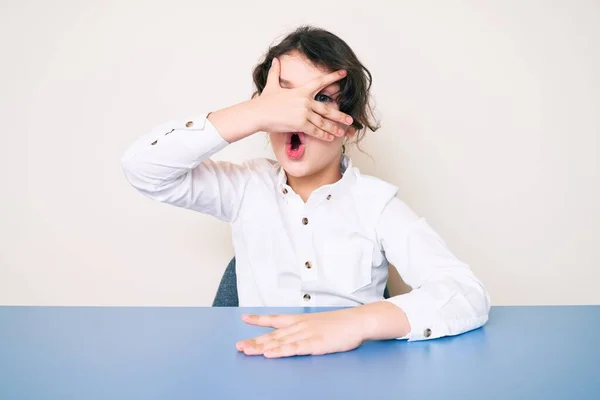 Niedliches Hispanisches Kind Lässiger Kleidung Das Auf Dem Tisch Sitzt — Stockfoto