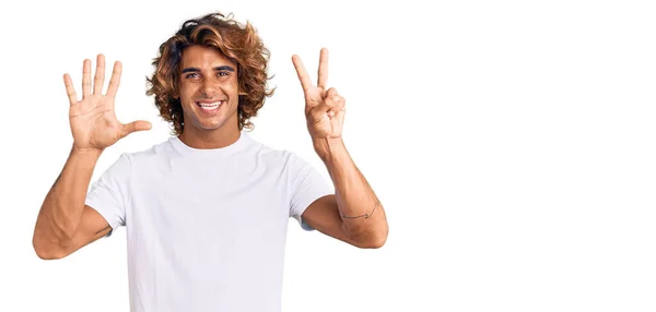 Gündelik Beyaz Tişört Giyen Genç Spanyol Adam Yedi Numarayı Gösterip — Stok fotoğraf