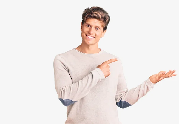 Joven Hombre Guapo Con Ropa Casual Asombrado Sonriendo Cámara Mientras — Foto de Stock