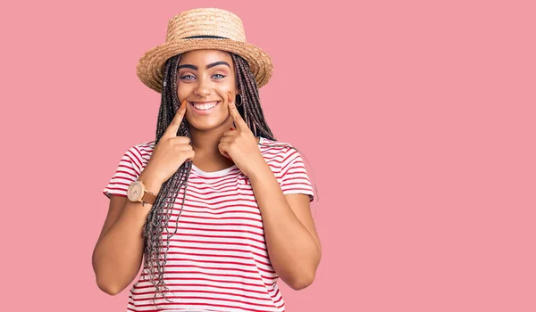 Joven Mujer Afroamericana Con Trenzas Con Sombrero Verano Sonriendo Con —  Fotos de Stock