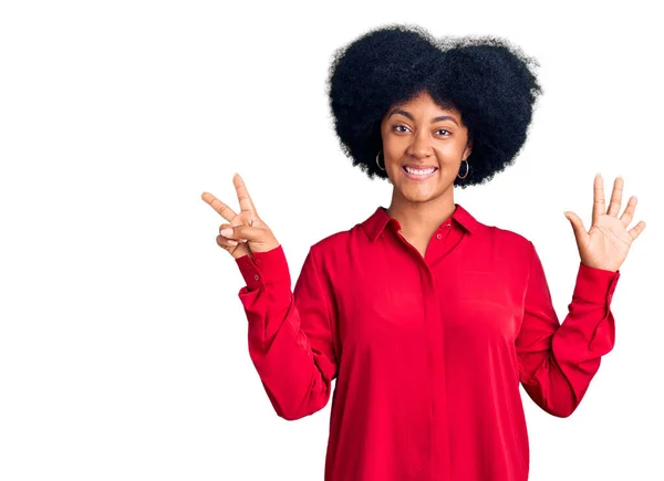 Молода Афроамериканка Повсякденному Одязі Показує Вказує Вгору Пальцем Номер Сім — стокове фото