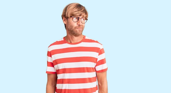Handsome Caucasian Man Beard Wearing Casual Clothes Glasses Smiling Looking — Stock Photo, Image