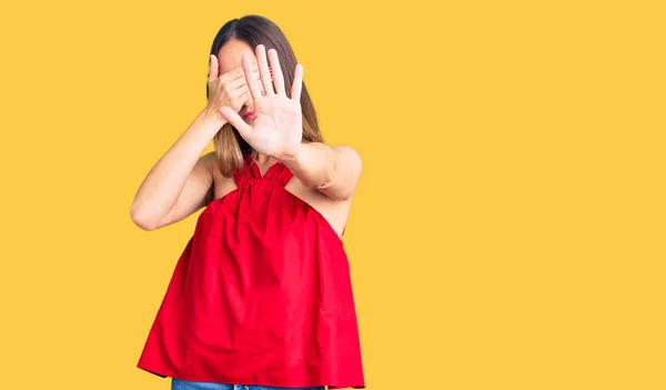 Mooie Brunette Jonge Vrouw Dragen Casual Kleding Die Ogen Met — Stockfoto