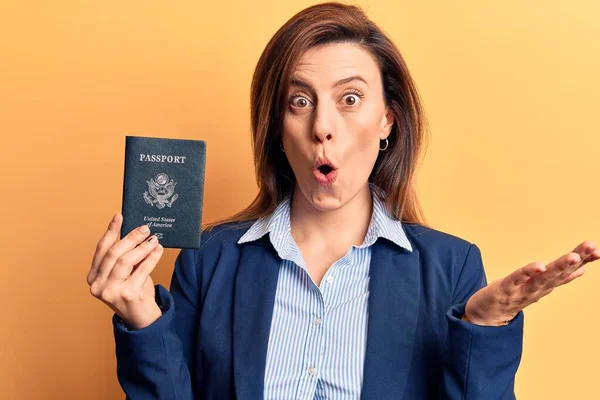 Jovem Bela Mulher Segurando Passaporte Dos Estados Unidos Assustado Surpreso — Fotografia de Stock