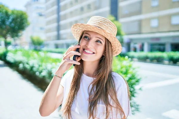 Joven Mujer Rubia Vacaciones Sonriendo Feliz Teniendo Conversación Hablando Teléfono — Foto de Stock