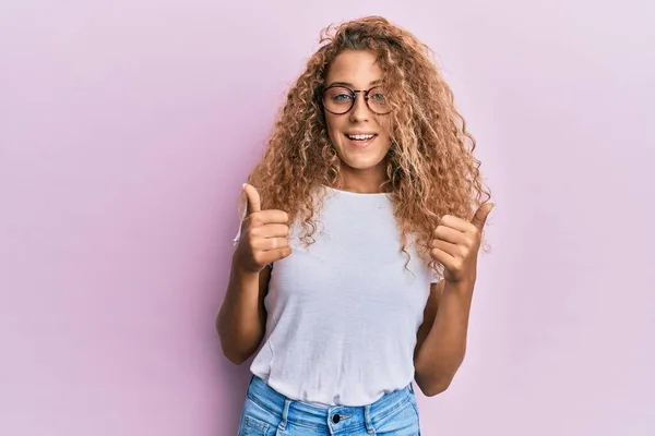 Krásná Kavkazská Teenager Dívka Bílém Tričku Přes Růžové Pozadí Znamení — Stock fotografie