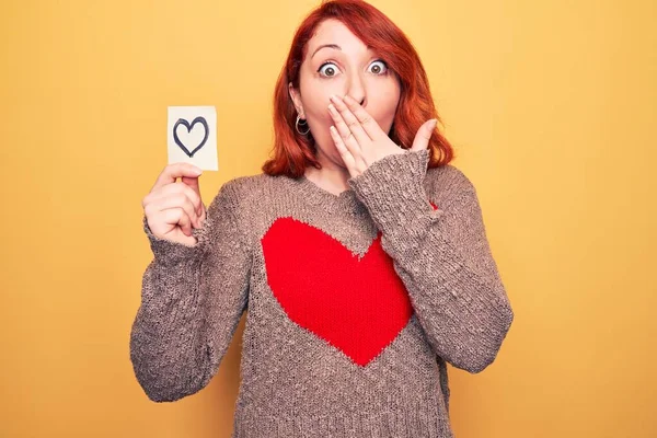 Joven Mujer Pelirroja Hermosa Sosteniendo Recordatorio Con Corazón Sobre Fondo — Foto de Stock