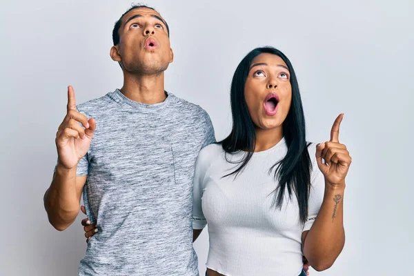 Jong Latijn Paar Het Dragen Van Casual Kleding Verbaasd Verrast — Stockfoto