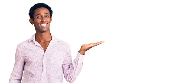 Homem Bonito Africano Vestindo Camisa Rosa Casual Sorrindo Alegre Apresentando — Fotografia de Stock