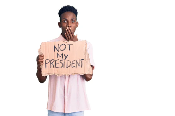 Jonge Afro Amerikaanse Man Die Niet Mijn President Protesteert Spandoek — Stockfoto
