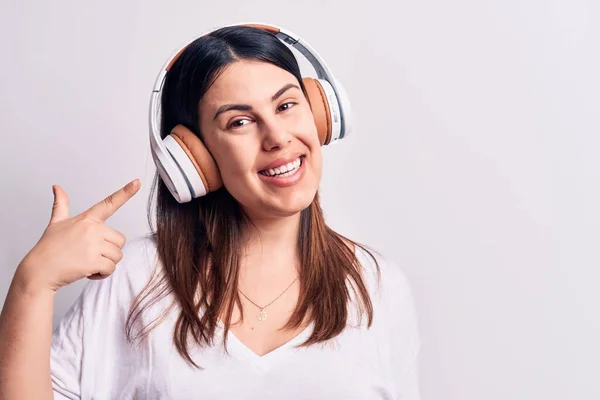 Jong Mooi Brunette Vrouw Luisteren Naar Muziek Met Behulp Van — Stockfoto