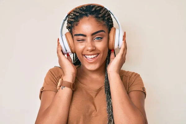 Jovem Afro Americana Com Tranças Ouvindo Música Usando Fones Ouvido — Fotografia de Stock
