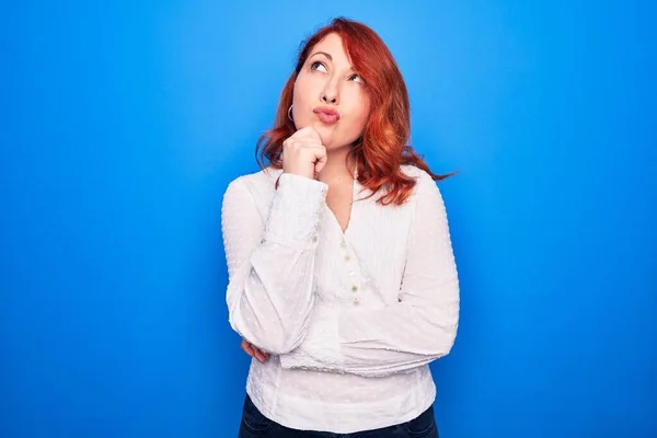 Jovem Mulher Negócios Ruiva Bonita Vestindo Camisa Elegante Sobre Fundo — Fotografia de Stock