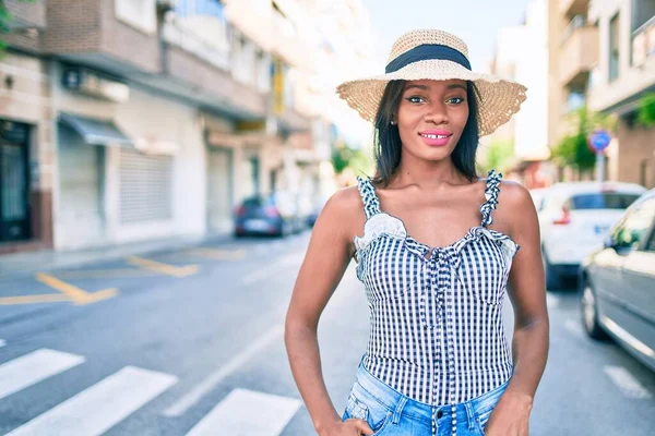 Ung Afrikansk Amerikansk Kvinna Semester Ler Glad Promenader Gatan Staden — Stockfoto