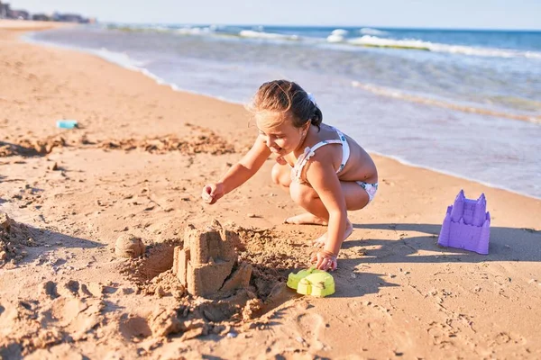 Adorable Niño Rubio Con Bikini Construyendo Castillo Arena Usando Cubo —  Fotos de Stock