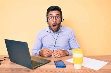 Çağrı merkezindeki operatör kulaklığı takmış genç İspanyol adam şaşkınlıktan ağzı açık kalmış, korkmuş ve hayrete düşmüştü. 