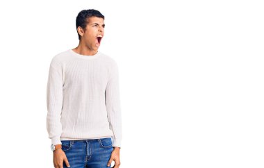 Genç Afro-Amerikan bir adam günlük kıyafetler giyiyor kızgın ve kızgın bağırıyor sinirli ve öfkeli, öfkeyle bağırıyor. öfke ve agresif konsept. 