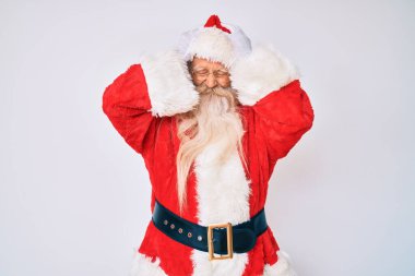 Gri saçlı ve uzun sakallı yaşlı bir adam Noel Baba kostümü giyiyor. Pantolon askısı da var. Ağrı ve migren yüzünden çaresiz ve stresli. Eller başının üstünde.. 