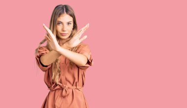 Sarışın, beyaz, güzel bir kadın. Tulum giyiyor. Reddedilmiş. 