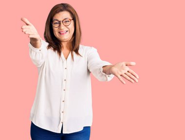 Orta yaşlı esmer kadın. 